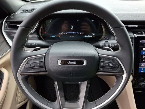 Used 2023 Jeep Grand Cherokee Limited AWD/4WD image 21