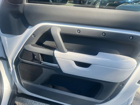 Used 2025 Land Rover Defender 110 S image 31