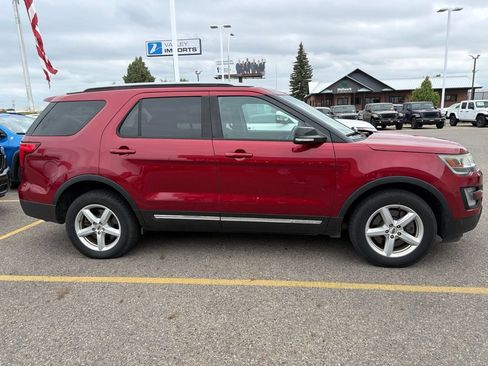 Used 2017 Ford Explorer XLT w/ Equipment Group 201A AWD/4WD image 4