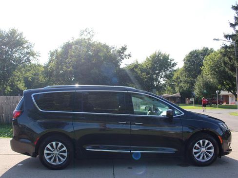 Used 2018 Chrysler Pacifica Touring-L w/ Advanced Safetytec Group FWD image 10