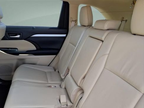 Used 2019 Toyota Highlander XLE AWD/4WD image 16