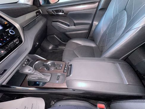 Used 2021 Toyota Highlander Platinum AWD/4WD image 21