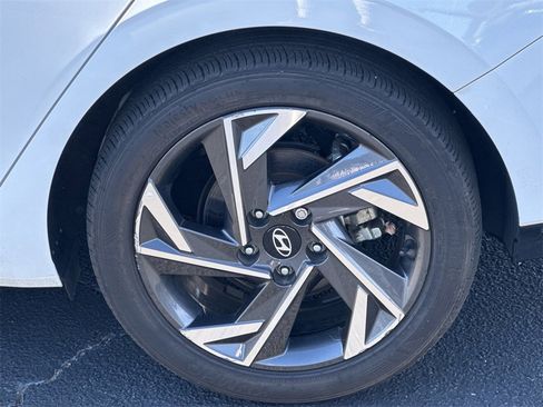 Used 2024 Hyundai Elantra SEL w/ Convenience Package image 19