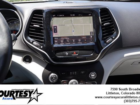 Used 2019 Jeep Cherokee Limited w/ Luxury Group AWD/4WD image 16
