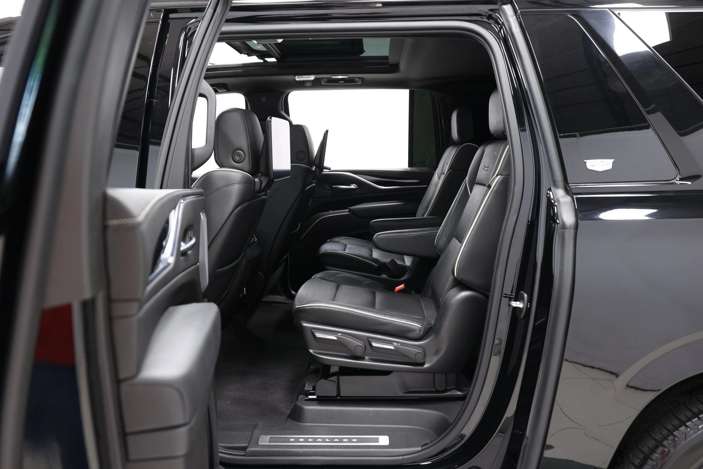 Used 2023 Cadillac Escalade ESV Sport w/ LPO, ONYX Package AWD/4WD image 53