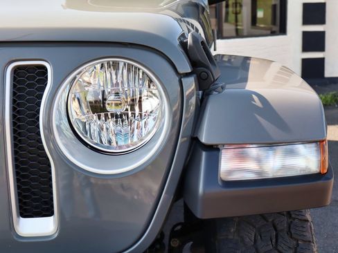 Used 2018 Jeep Wrangler Unlimited Sahara AWD/4WD image 11