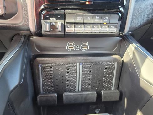Used 2025 RAM 4500 4x4 Crew Cab DRW w/ Laramie Trim Package image 27