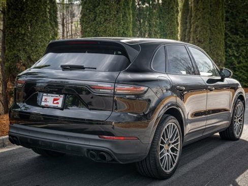 Used 2022 Porsche Cayenne Platinum Edition image 16