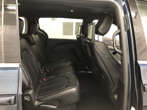 Certified 2025 Chrysler Pacifica Select w/ Uconnect Theater Family Group image 11