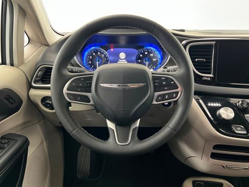 Used 2024 Chrysler Pacifica Touring-L FWD image 13