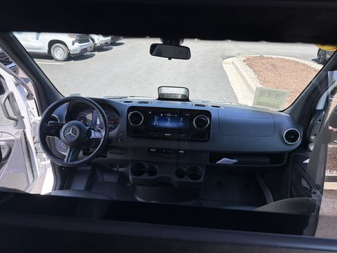 Used 2025 Mercedes-Benz Sprinter 2500 image 31