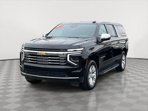 Used 2025 Chevrolet Suburban Premier image 3