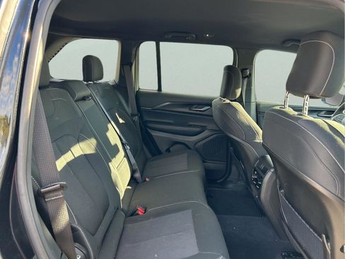 Used 2025 Jeep Grand Cherokee Laredo image 28