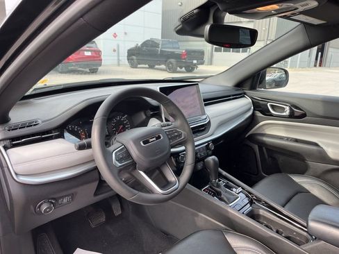 Used 2025 Jeep Compass Limited image 7