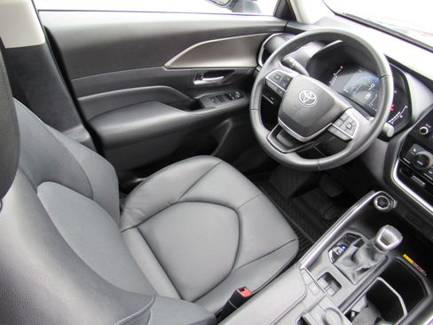 Used 2025 Toyota Grand Highlander AWD image 37