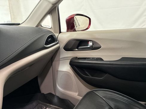 Used 2019 Chrysler Pacifica Limited FWD image 31