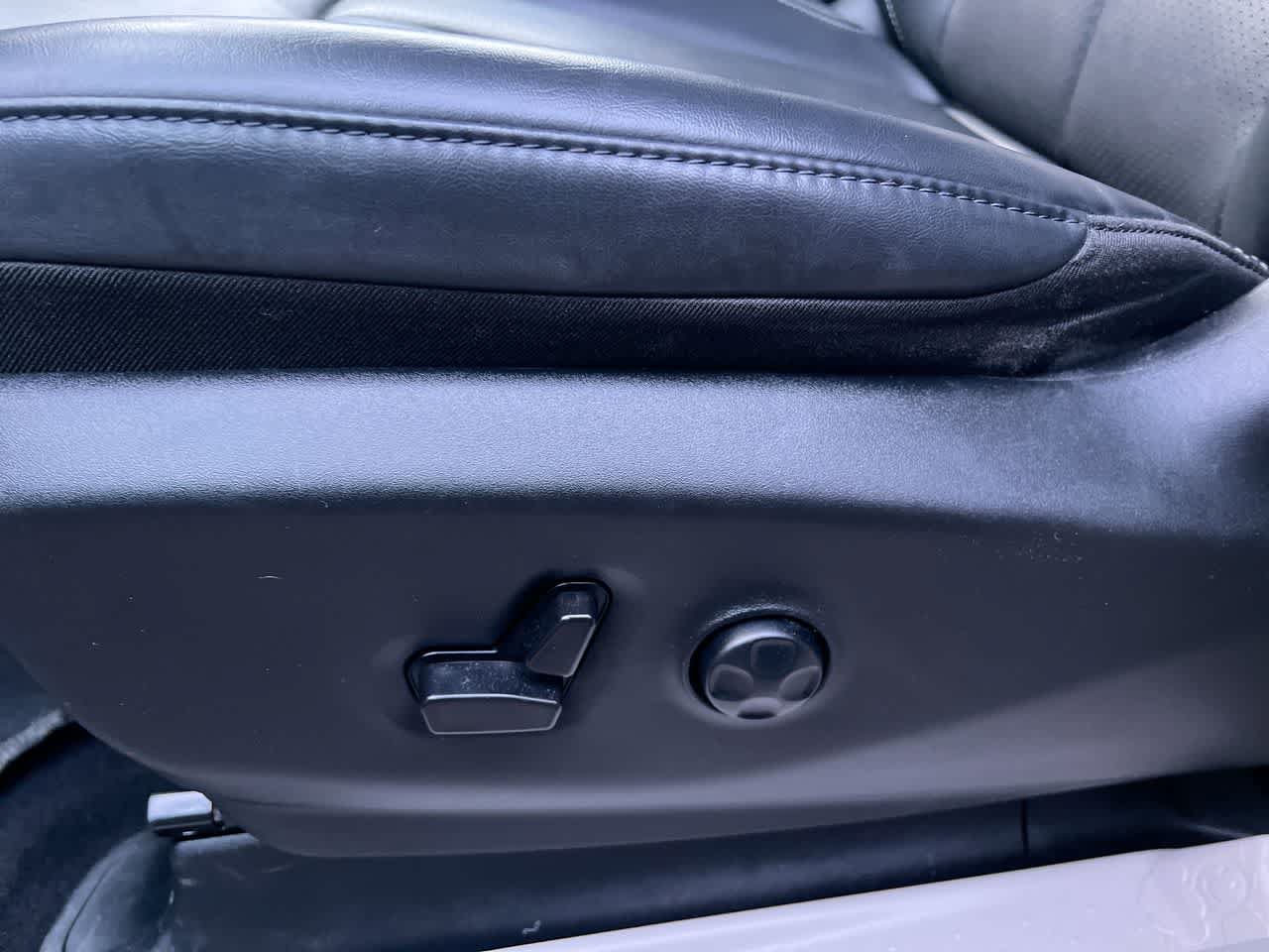 Used 2023 Chrysler Pacifica Touring-L FWD image 12
