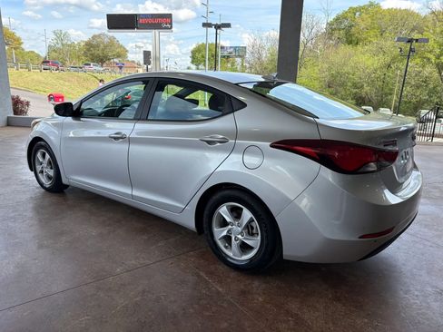 Used 2015 Hyundai Elantra SE FWD image 4
