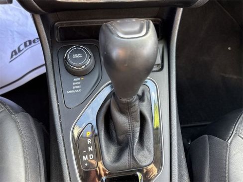 Used 2021 Jeep Cherokee Limited image 27