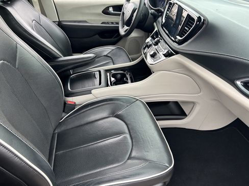 Used 2024 Chrysler Pacifica Limited FWD image 11
