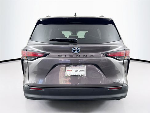 Certified 2021 Toyota Sienna XLE image 7