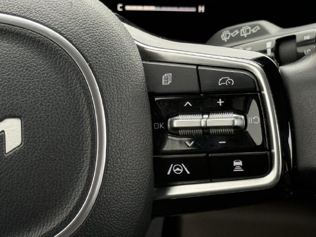Used 2025 Kia Carnival FWD image 14