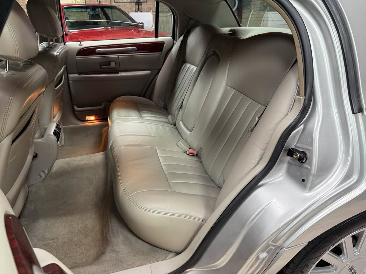 Used 2003 Lincoln Town Car Executive RWD image 25