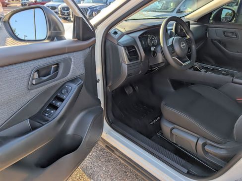 Used 2023 Nissan Rogue S image 9