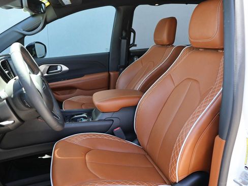 Used 2025 Chrysler Pacifica Pinnacle FWD image 10