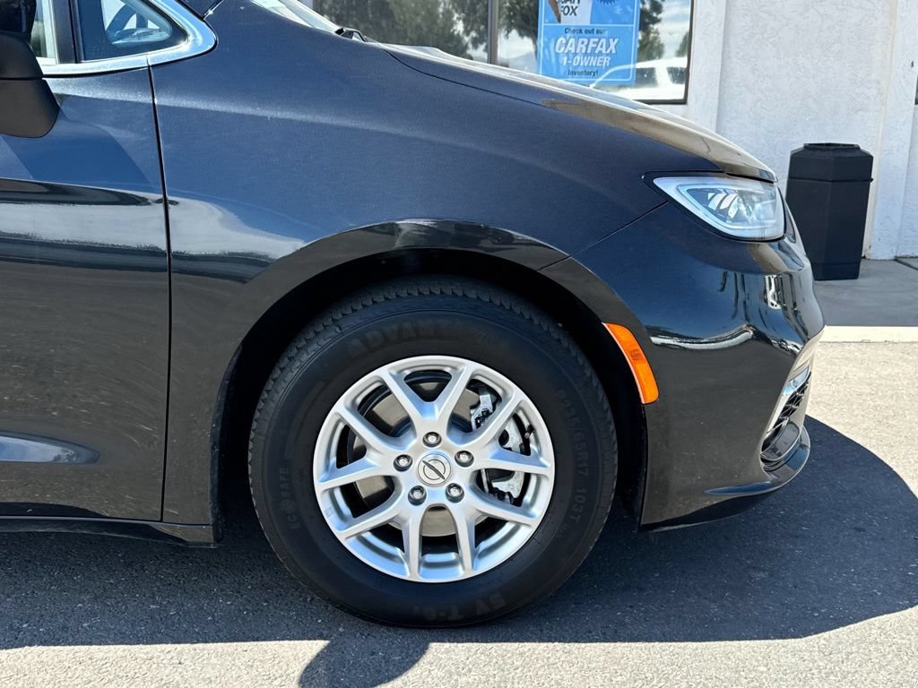 Used 2023 Chrysler Pacifica Touring-L FWD image 2