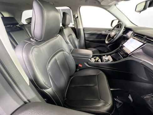 Used 2023 Jeep Grand Cherokee Limited w/ Black Appearance Package image 27