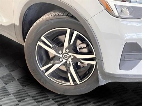 Used 2024 Volvo XC40 B5 Core image 29