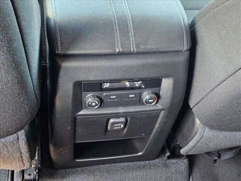 Used 2023 Chevrolet Traverse LT FWD image 17
