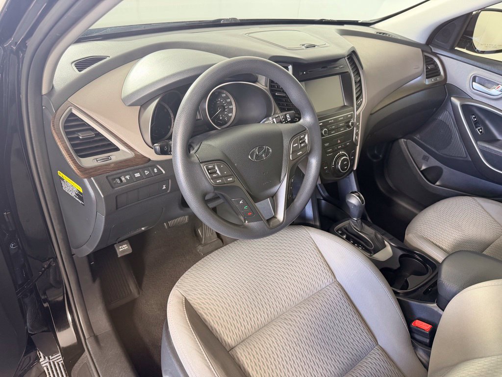Used 2017 Hyundai Santa Fe SE AWD/4WD image 32