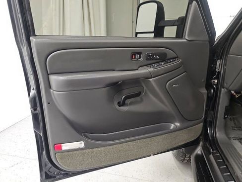 Used 2004 GMC Sierra 2500 SLT w/ Heavy-Duty Power Package image 11