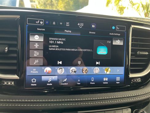 Used 2025 Chrysler Pacifica Limited image 22