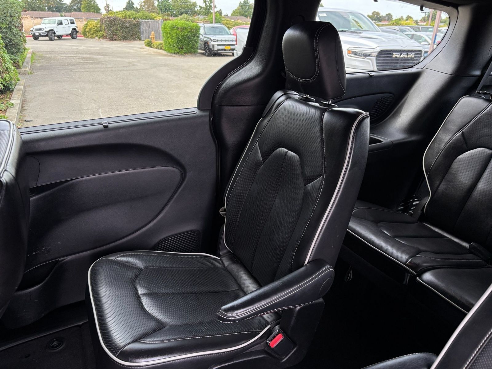 Used 2025 Chrysler Pacifica Limited FWD image 43
