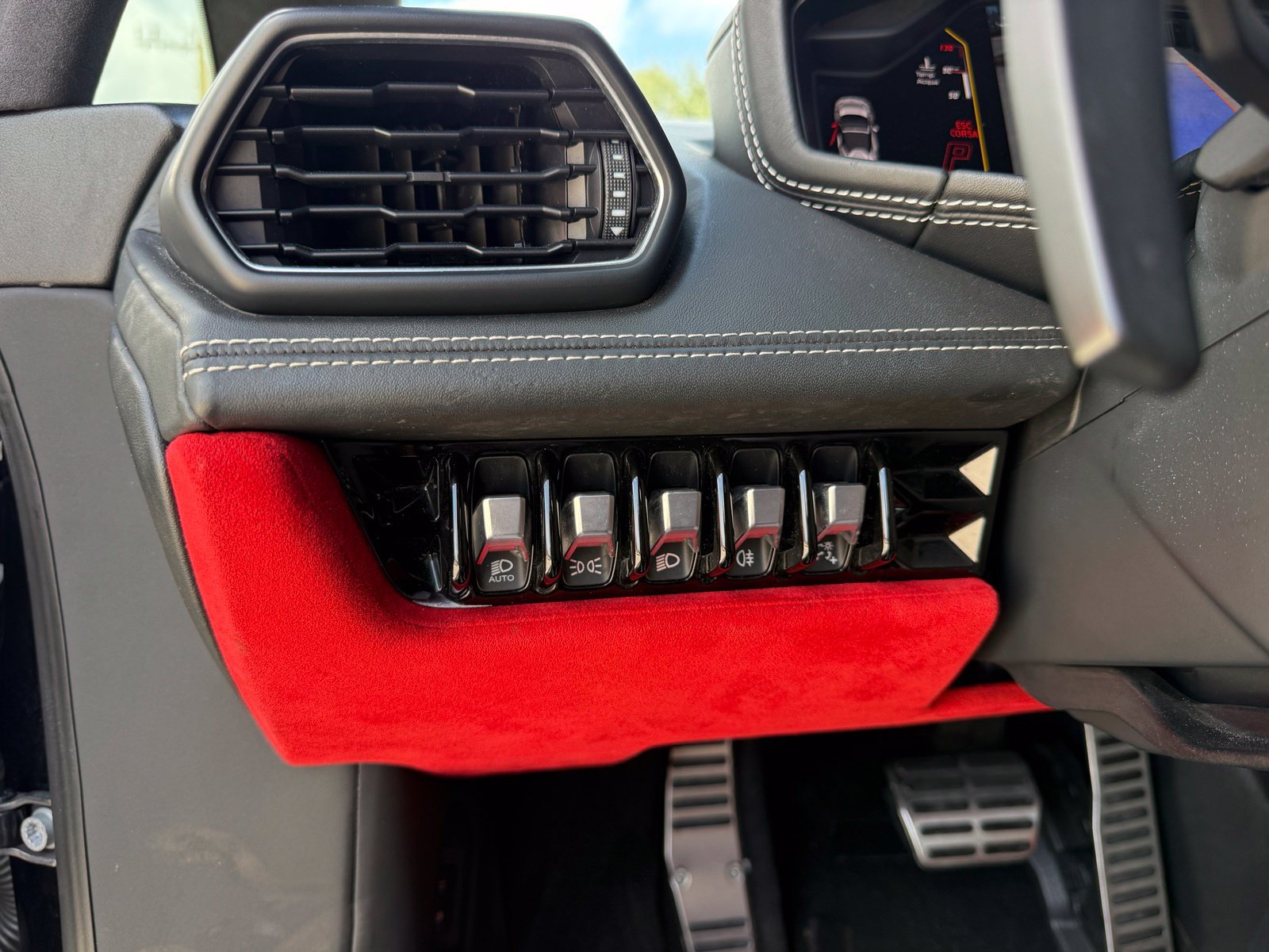 Used 2022 Lamborghini Huracan EVO RWD image 35