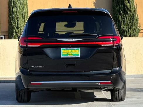 New 2026 Chrysler Pacifica Select image 5