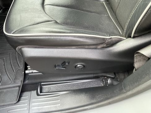 Used 2020 Chrysler Pacifica Limited w/ Advanced Safetytec Group FWD image 19
