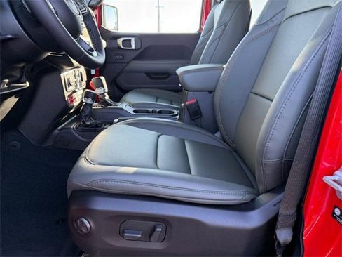 New 2025 Jeep Gladiator Mojave image 17