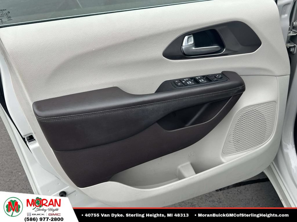 Used 2017 Chrysler Pacifica Touring-L Plus FWD image 16