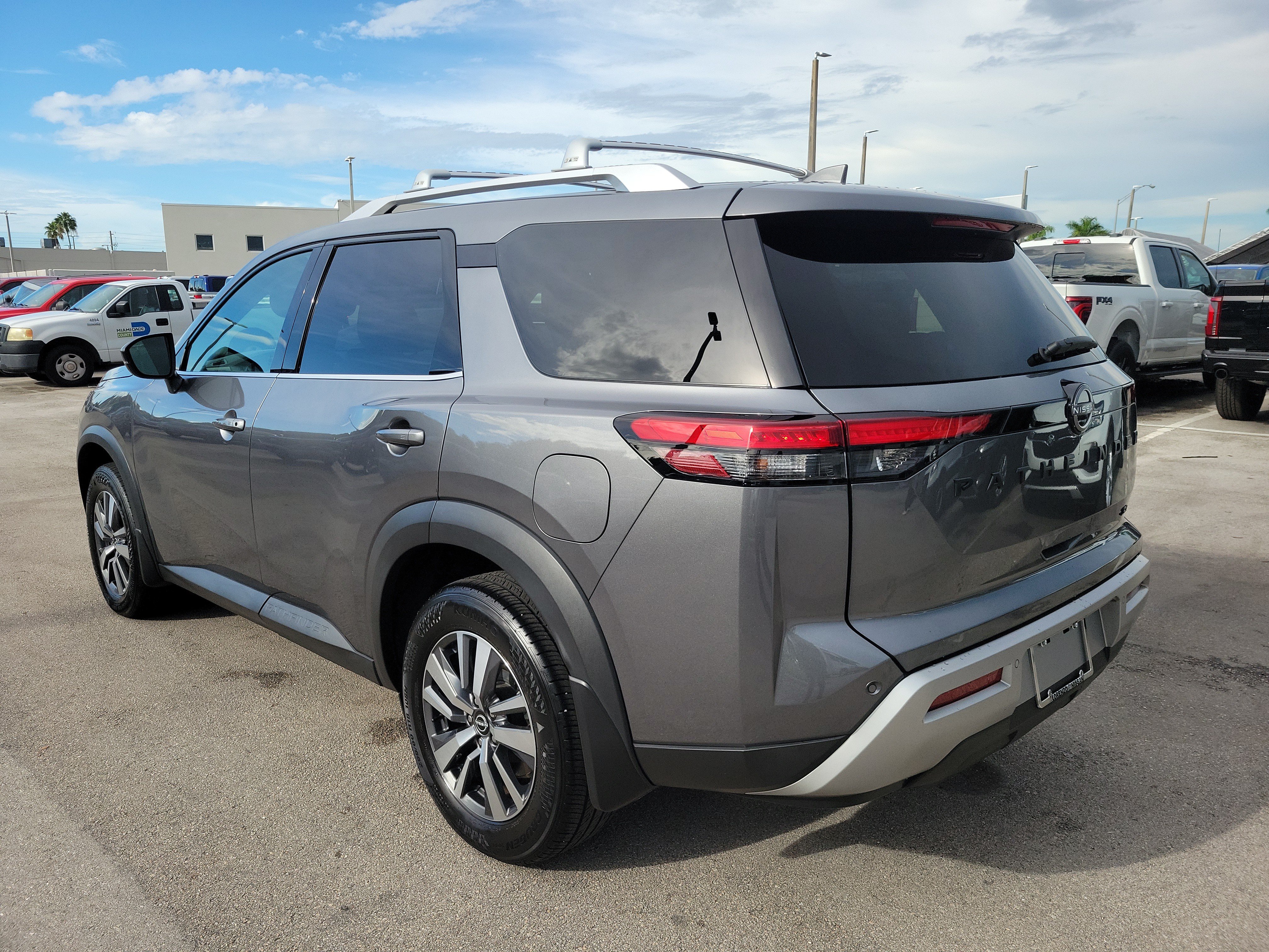 Used 2024 Nissan Pathfinder SL w/ Black Appearance Package FWD image 7