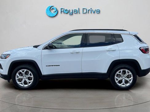 Used 2024 Jeep Compass Latitude AWD/4WD image 3