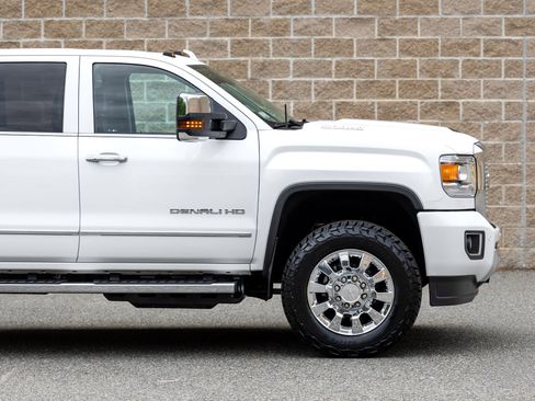 Used 2017 GMC Sierra 2500 Denali w/ Duramax Plus Package AWD/4WD image 12
