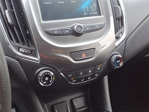 Used 2017 Chevrolet Cruze LT image 6