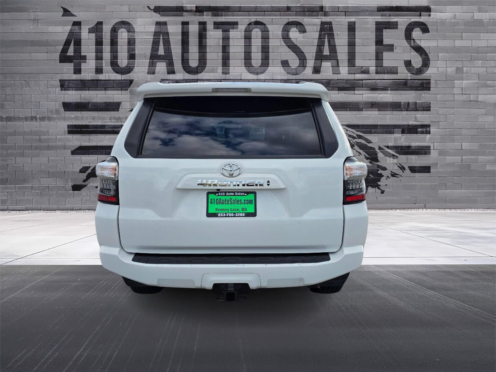 Used 2024 Toyota 4Runner SR5 AWD/4WD image 4