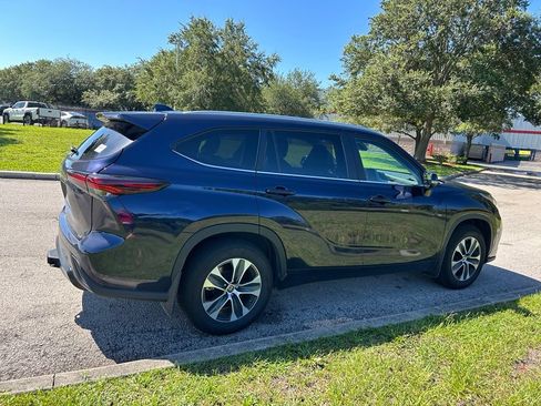 Used 2024 Toyota Highlander XLE FWD image 6