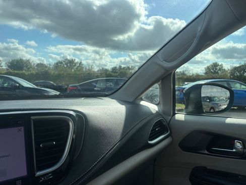 Used 2023 Chrysler Pacifica Touring-L image 36