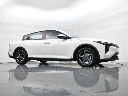 New 2025 Kia K4 LXS image 30